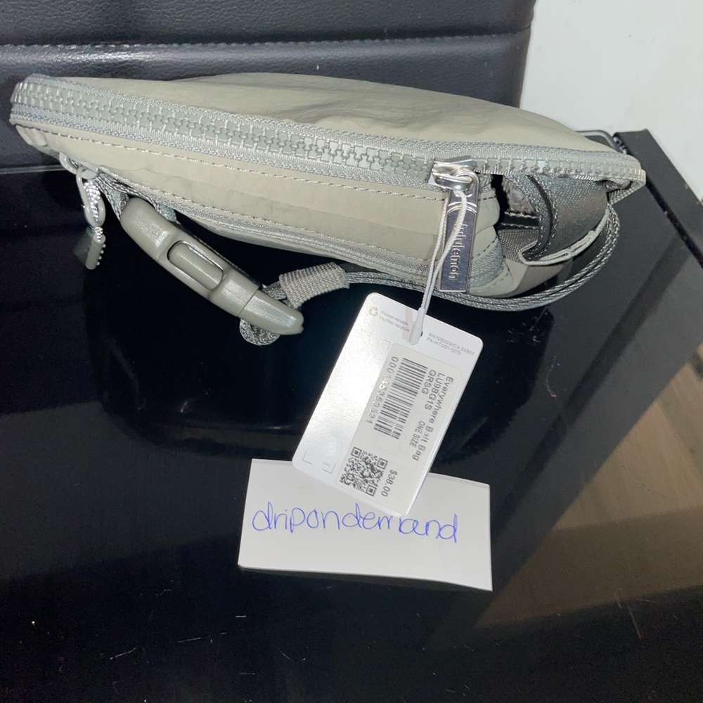 Lululemon Everywhere Belt Bag Large 2L- Grey Sage - Picture 4 of 9